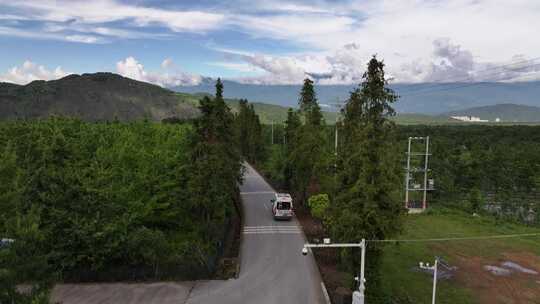 行驶在腾冲火山群的景观大道上