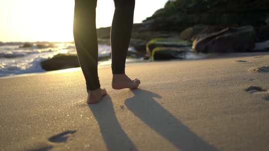 清晨在海边沙滩上漫步美女光脚走路