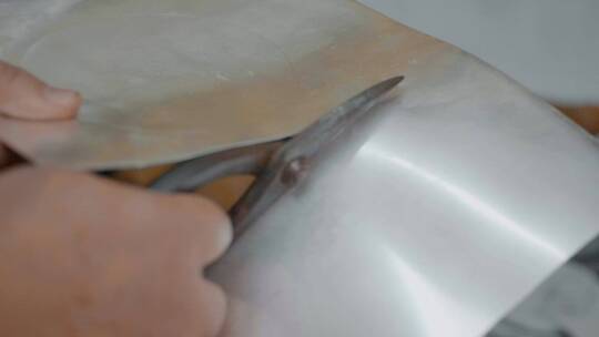 手工艺视频手工匠人锻银雕刻银板裁切慢镜头