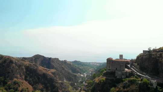 航空：无人机降落在意大利西西里岛萨沃卡老村上空，那里有风景如画的城堡