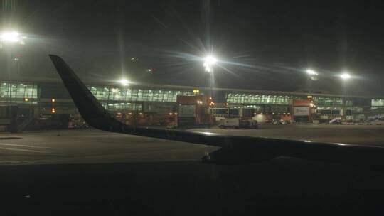 夜景机场的停机坪