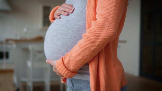 裁剪视图认不出来的女人怀孕的女性女孩未来