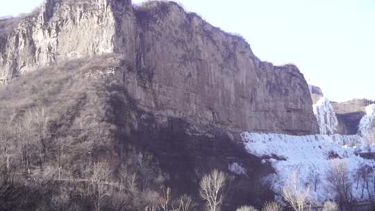 山间壮观冰瀑景象