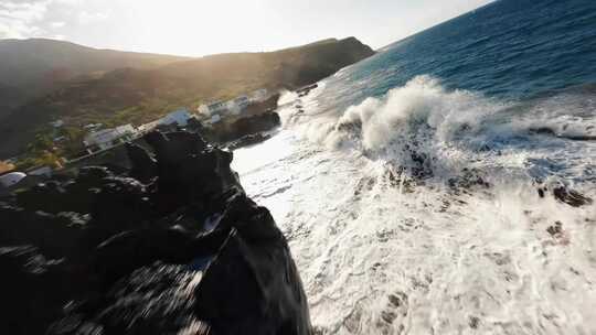 海浪拍打礁石的海岸风光