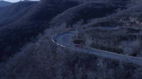 航拍红色汽车山路行驶  u型弯道 山景大全