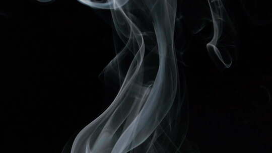 白色烟雾、雾、雾、蒸汽在黑色背景上的缓慢运动。