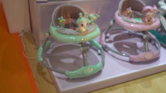 婴儿学步车展示