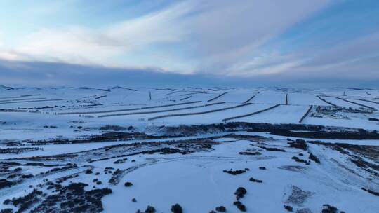 呼伦贝尔丘陵地带田野湿地雪景