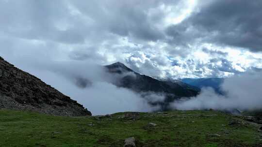 航拍四川阿坝松潘岷山山脉高山草甸云海风光