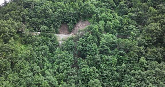 雨季泥水流塌方路段工程车抢修