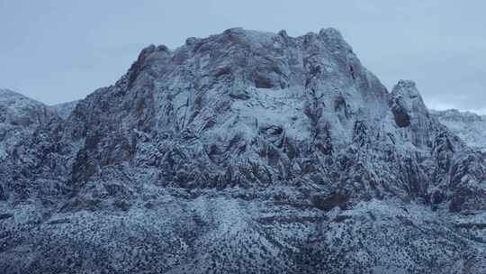 白雪覆盖的落基山脉天线