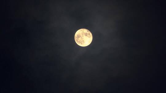 夜空中流云飘过一轮满月