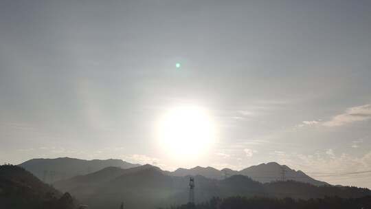 阳光照耀下的山峦风景