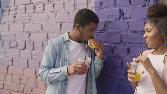 年轻夫妇分享一个美味的汉堡