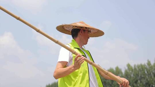 在池塘里打捞的渔民