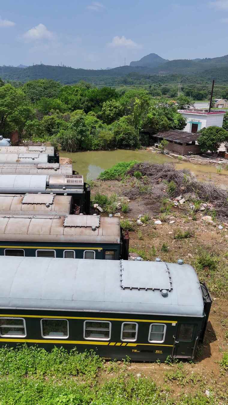 废弃火车车厢与自然环境