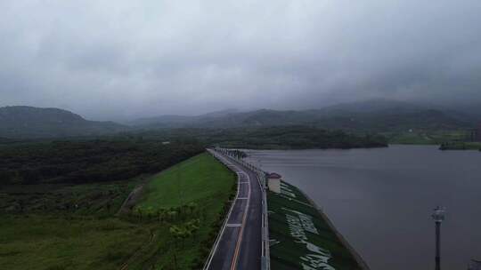 阴天沿湖公路航拍