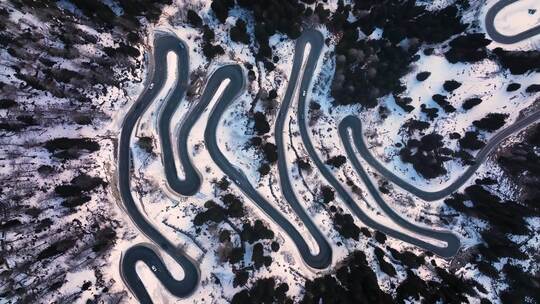 航拍冬天森林里盘旋的山路