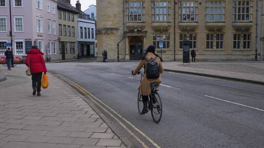 跟踪拍摄街道上骑自行车的人视频素材模板下载