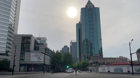 上海封城中的烈日下大厦建筑