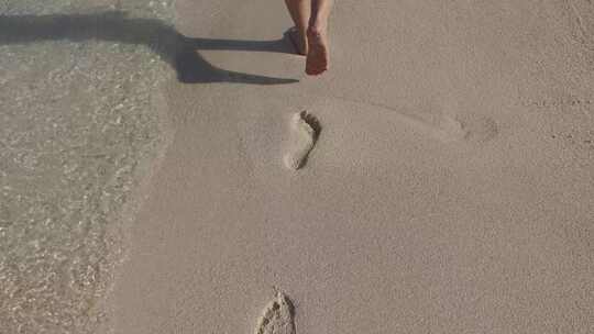 特写女生走在沙滩，留下脚印视频素材模板下载