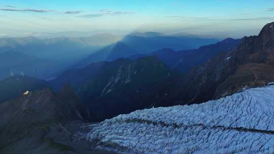 航拍夕阳下的四川第二高峰中山峰冰川冰塔林