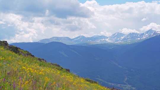 新疆北疆阿勒泰喀纳斯夏天雪山山脉自然风景