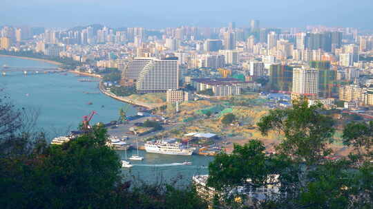 中国城市海南三亚的夏季风光。海岸城市