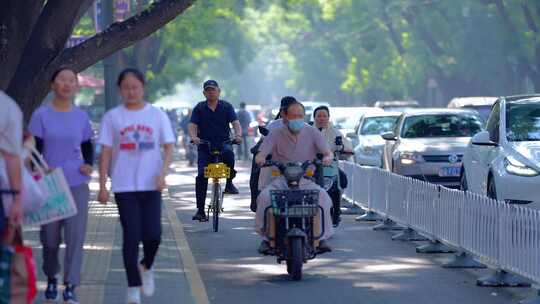 骑电动车上下班的人群