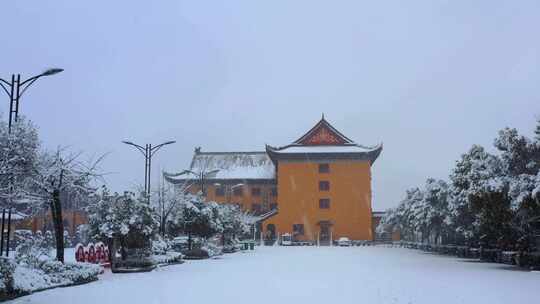 大雪纷飞中的寺庙寮房雪景视频