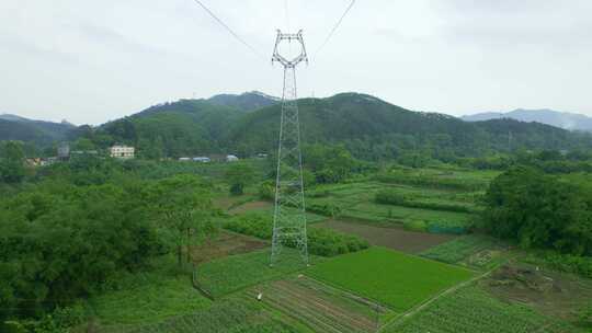 田野里的高压输电线