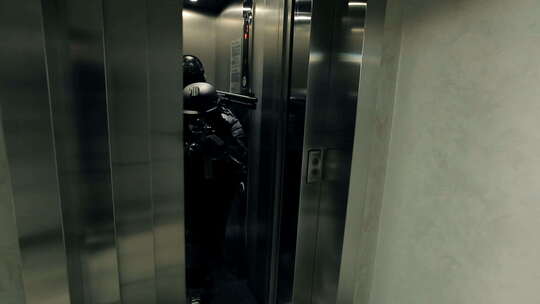 特种士兵持枪从电梯出现-2
