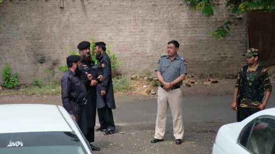 巴基斯坦警察交谈地拍视频素材模板下载