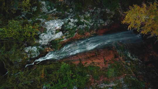 瀑布级联电影无缝视频循环与淡水在浪漫和田园诗般的巴瓦尔