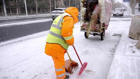 大雪暴雪天气环卫工人在清扫落叶除雪