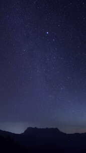 漫天繁星在山垂直延时视频的星星在黑暗的夜