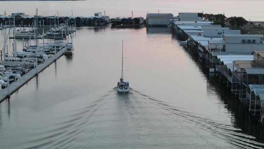 帆船航行在庞恰特雷恩湖的船坞在新奥尔良，美国视频素材模板下载