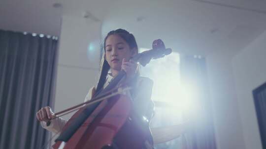 小女孩打大提琴微笑
