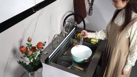模特洗碗集成水槽高级感厨房相机实拍视频素材模板下载