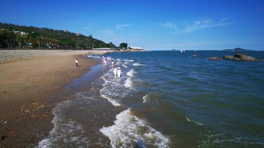 实拍沙滩海浪礁石大海