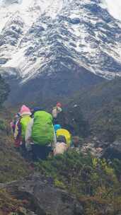 攀登贡嘎山区贡巴峰雪山的登山者徒步进山