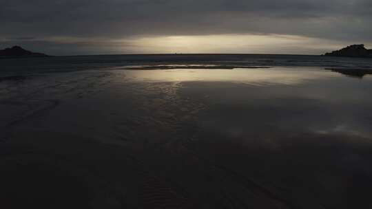 日出晨光的黑沙滩航拍抬头  海浪拍打
