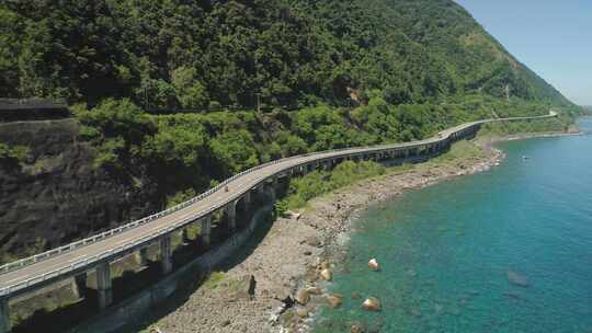海边高架桥上的高速公路。菲律宾吕宋岛视频素材模板下载