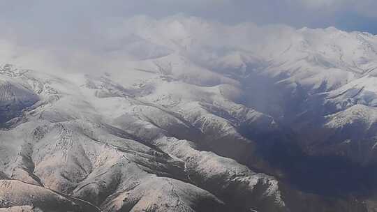 飞机窗外的祁连山脉雪山风光