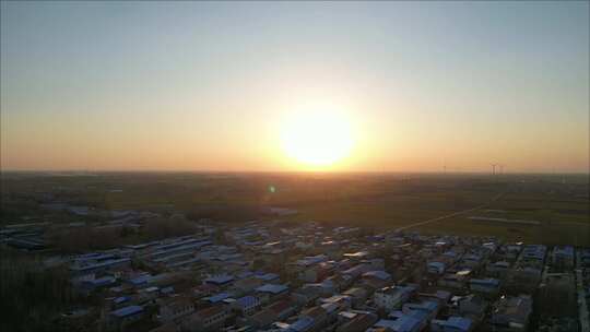 夕阳下的乡村小镇俯瞰全景