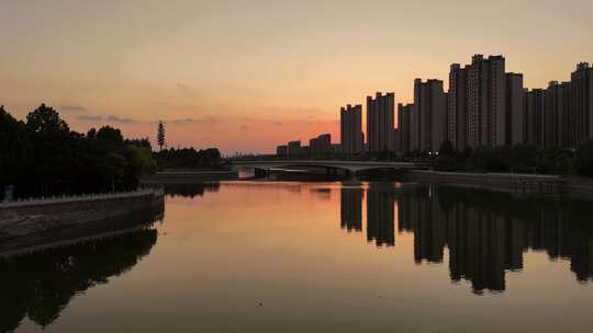 城市落日余晖前飞