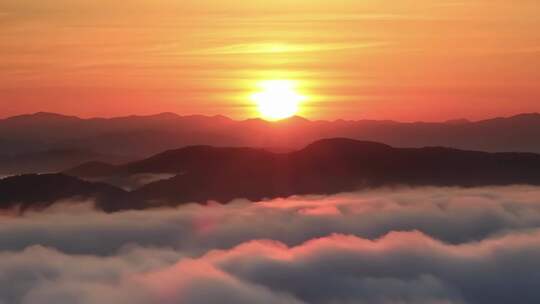 山顶云海翻滚日出延时层峦叠嶂太阳升起朝霞