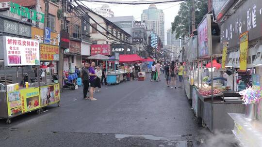 步行街小吃街南宁中山街摊贩小吃摊摆摊