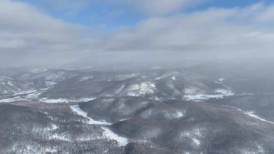 冷空气迷漫的寒冬山林雪景