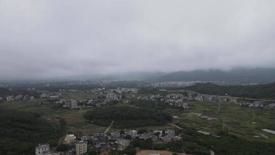 烟雨中的乡村